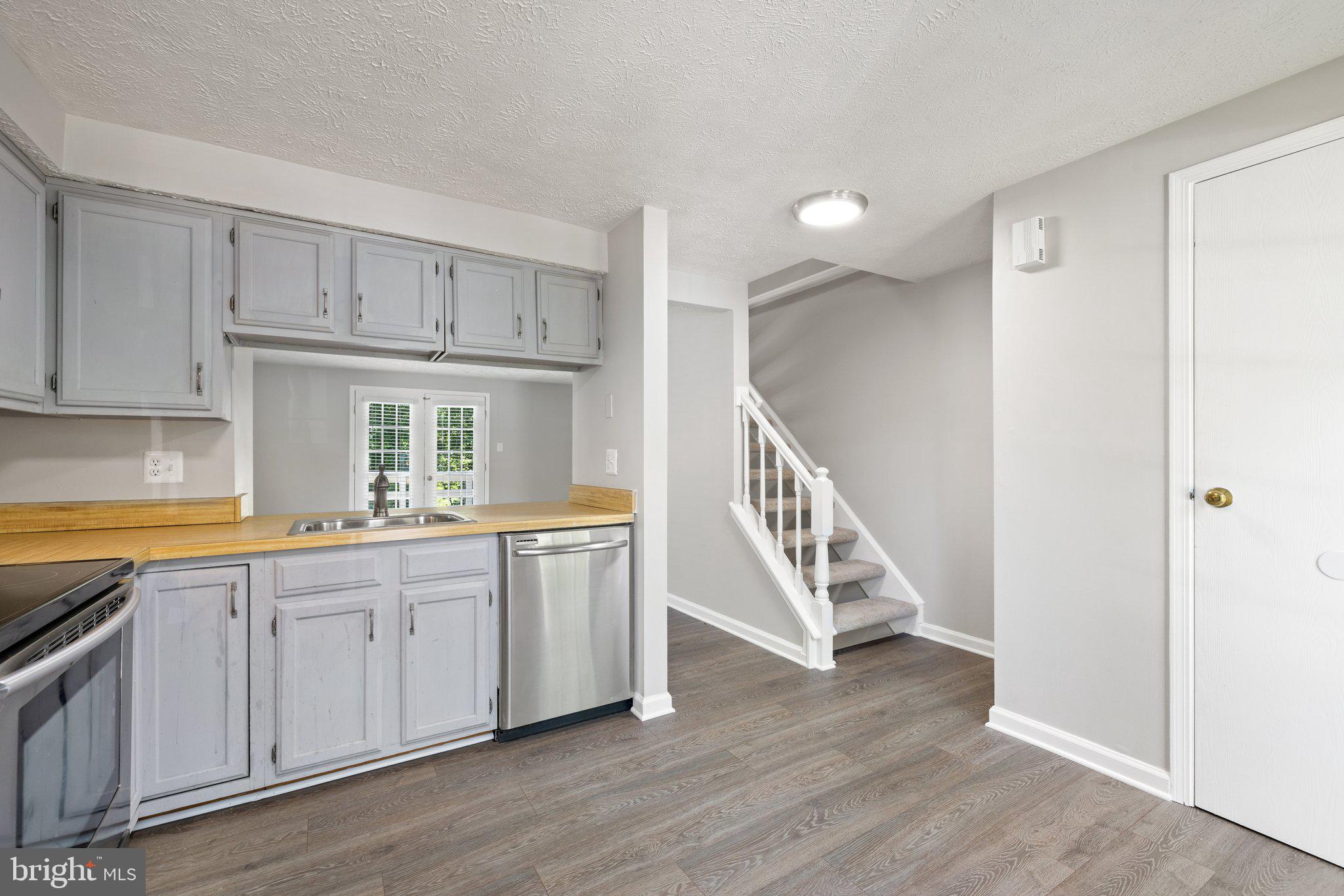 1665 Fieldthorn Drive Reston, VA 20194 - Photo 6 of 38