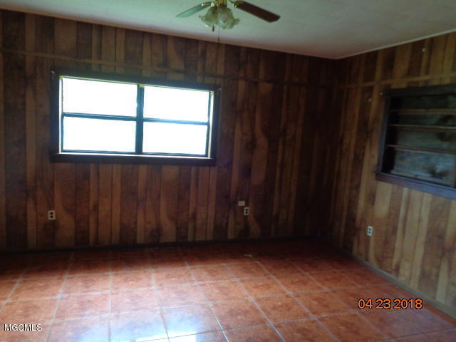 1103 Oil Well Road Wiggins, MS 39577 - Photo 5 of 12 Family Room