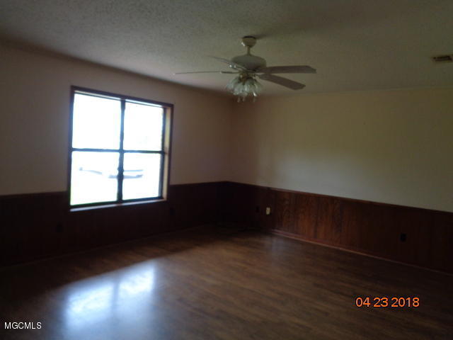 1103 Oil Well Road Wiggins, MS 39577 - Photo 6 of 12 Livingroom