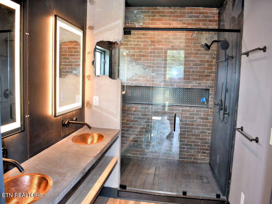 210 Granite Drive Sevierville, TN 37876 - Photo 20 of 37 master bath