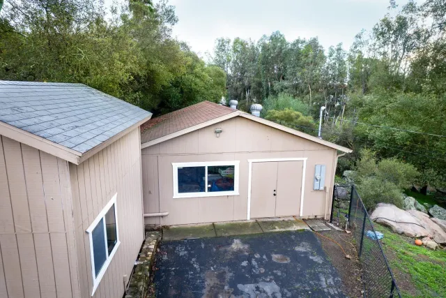 a view of a backyard