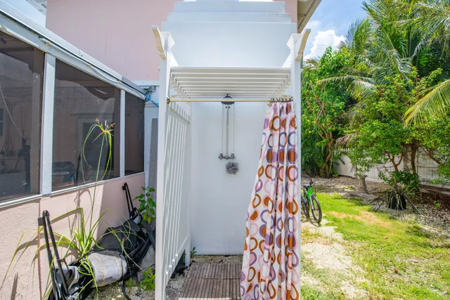 a view of entryway front of house