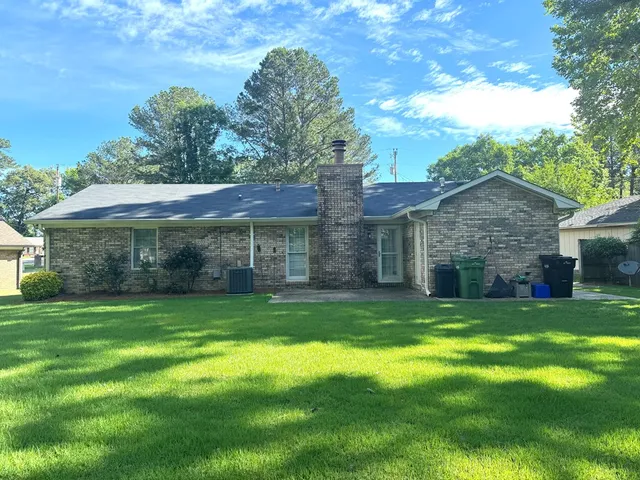 a view of a yard in front of house
