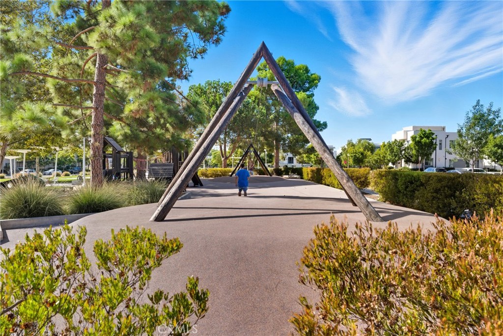 186 Stellar Irvine, CA 92618 - Photo 38 of 46 a view of small yard