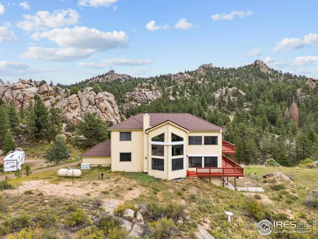 a view of a large white building among the trees