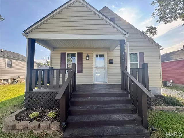 $1,450 | 109 North 13th Street, Wood River, IL 62095