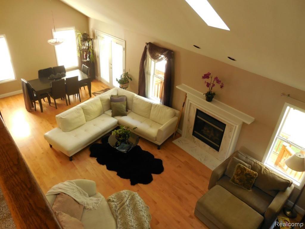 9939 North Eston Road Clarkston, MI 48348 - Photo 12 of 27 Living room (2).jpg