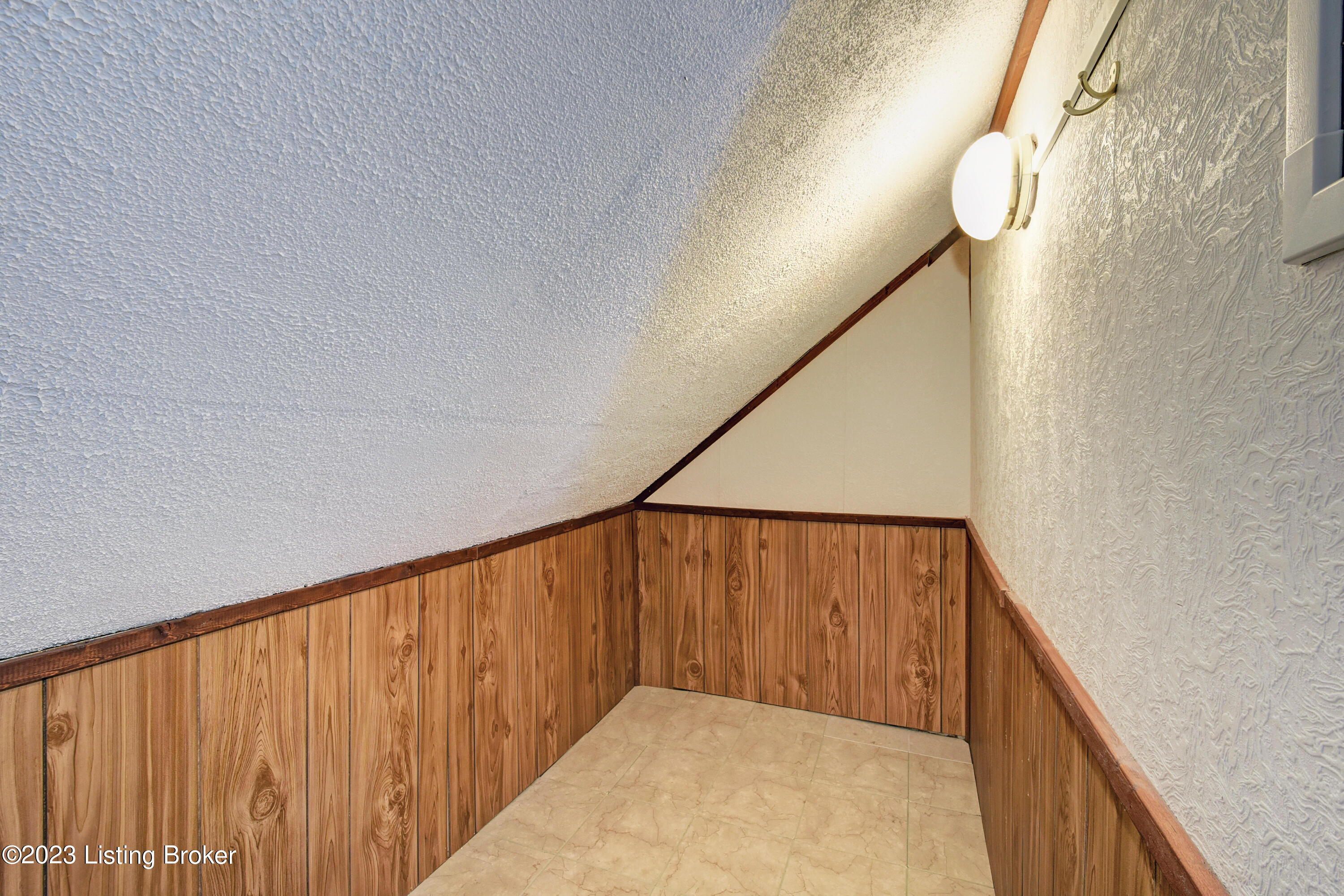 3106 Plover Road Louisville, KY 40213 - Photo 28 of 35 Closet 2 or storage.