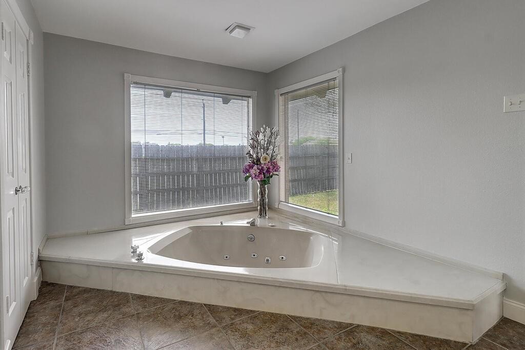 6426 Long Circle Corpus Christi, TX 78413 - Photo 22 of 40 a bathroom with a sink and a bathtub