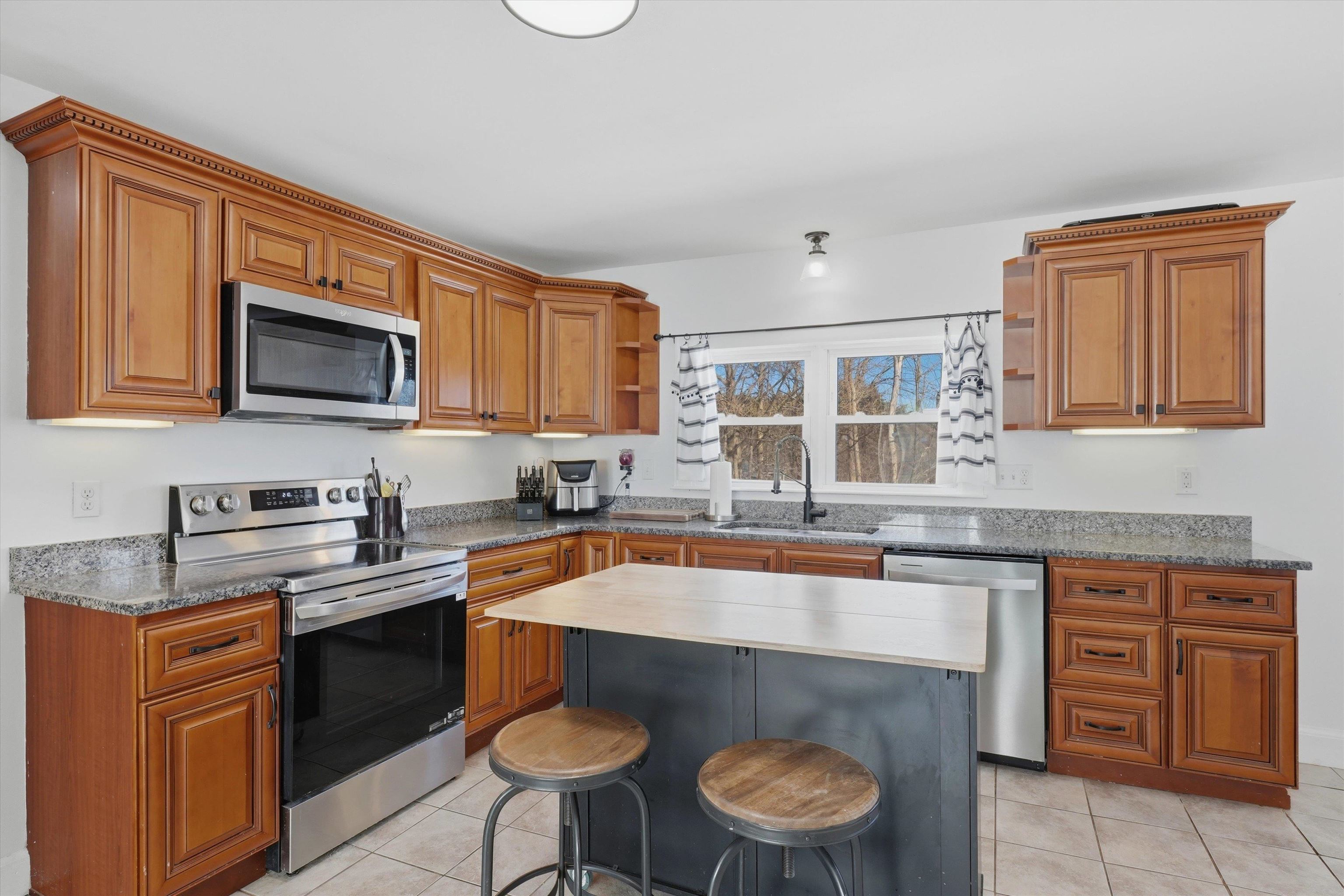 193 Beaver Street Manchester, NH 03104 - Photo 4 of 28