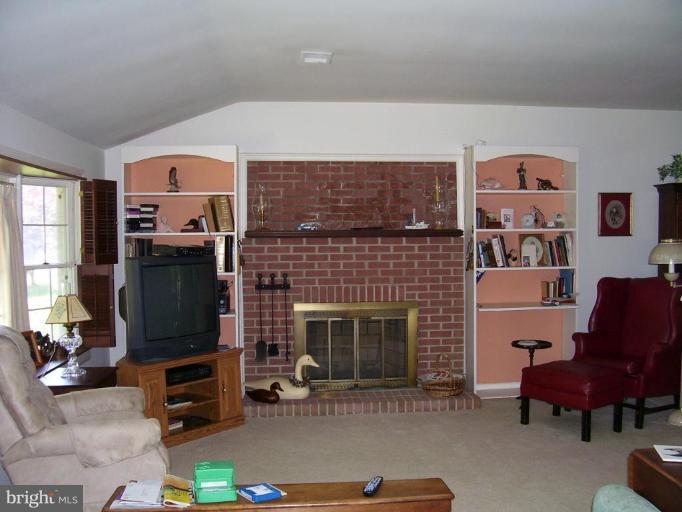 1513 Warfield Road Edgewater, MD 21037 - Photo 2 of 13 Living Room