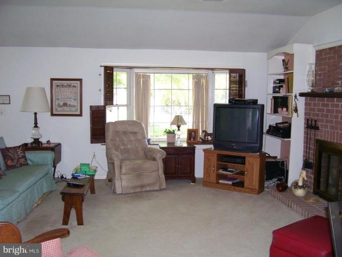 1513 Warfield Road Edgewater, MD 21037 - Photo 3 of 13 Living Room #2