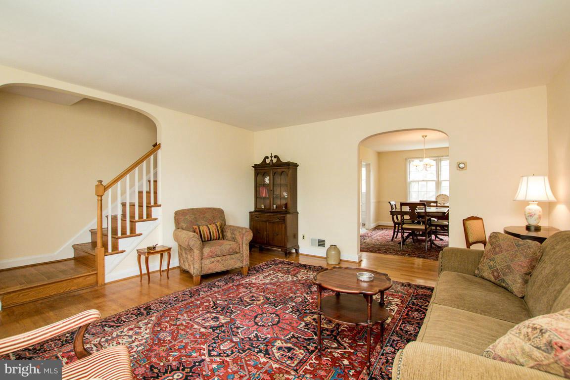 127 Brandon Road Baltimore, MD 21212 - Photo 6 of 28 Living Room