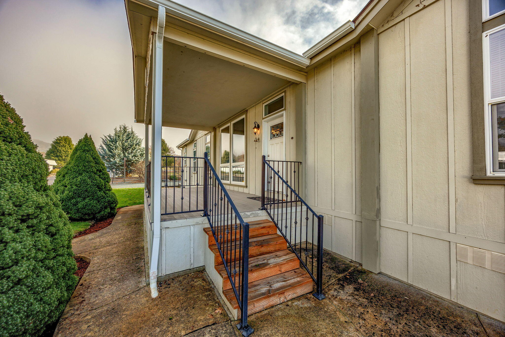 6901 Old Stage Road, Unit 25 Central Point, OR 97502 - Photo 12 of 45 Front porch