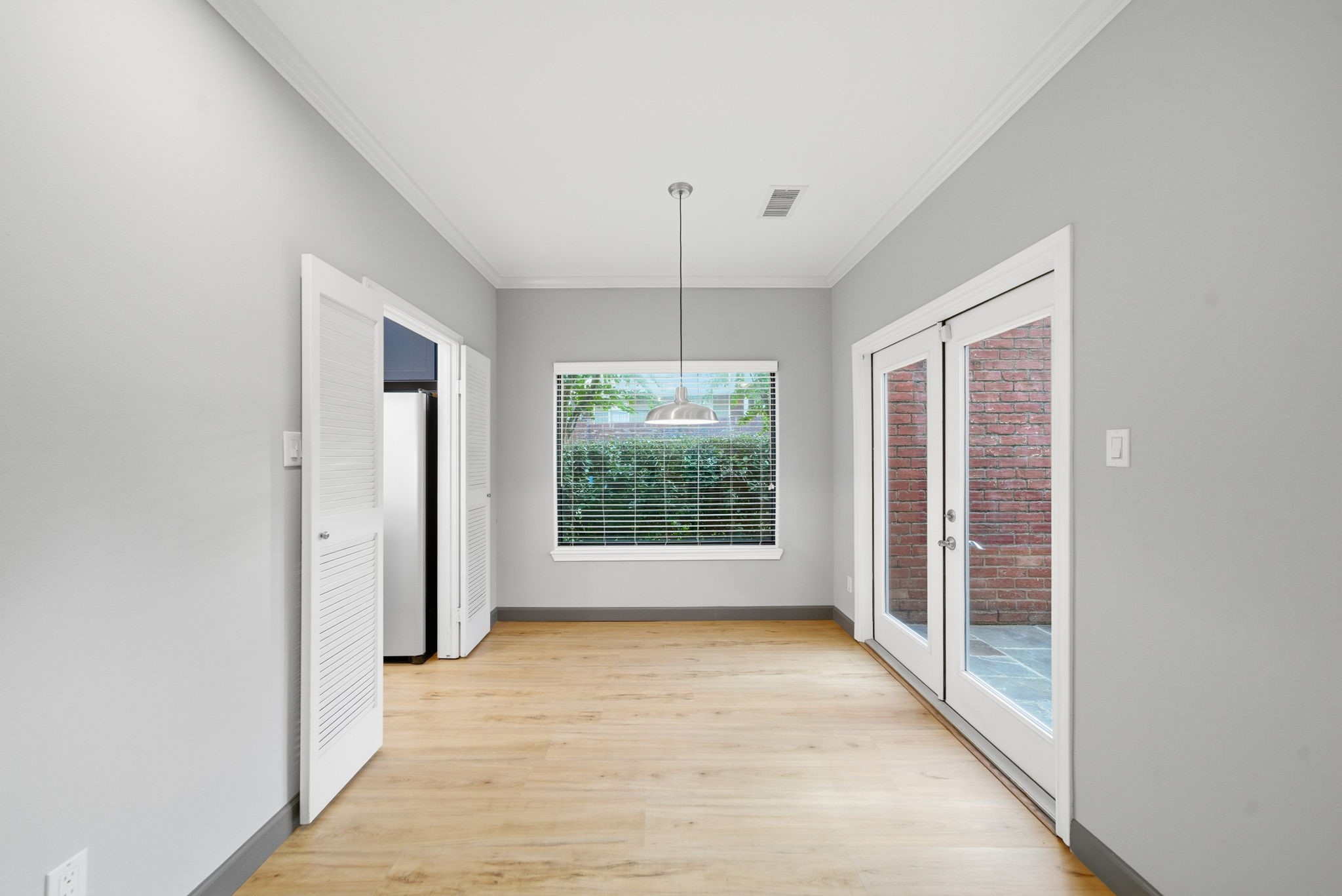 7447 Cambridge Street, Unit 65 Houston, TX 77054 - Photo 14 of 42 a view of an empty room with a window