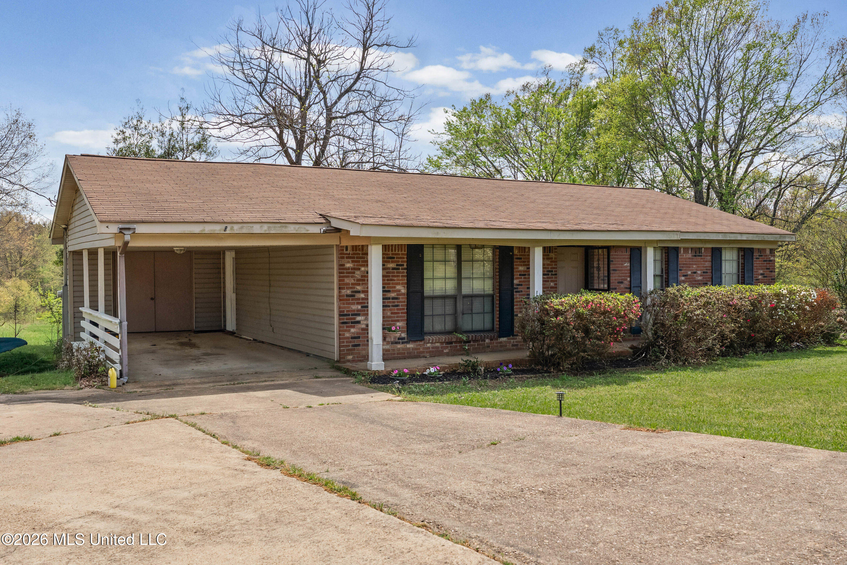 400 Pioneer Village Road Senatobia, MS 38668 - Photo 3 of 32 Front