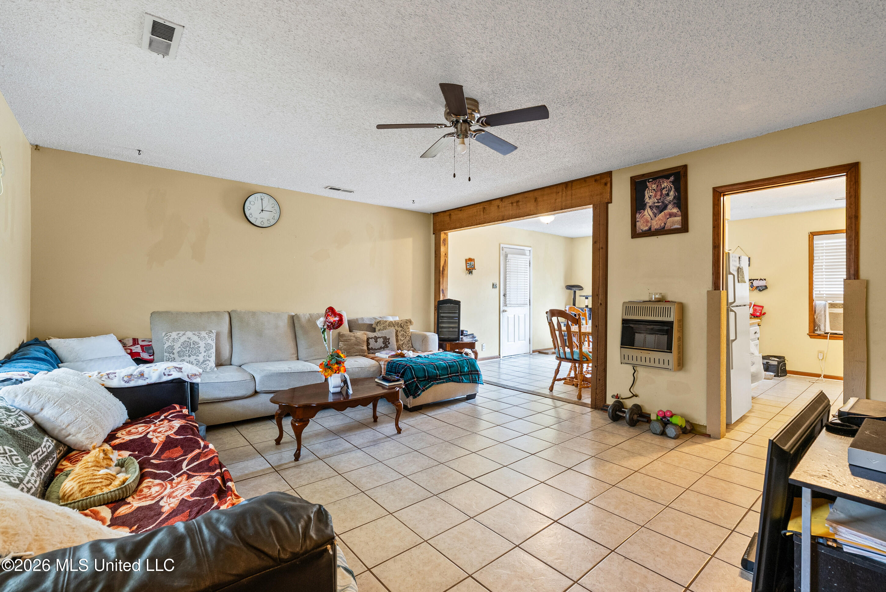400 Pioneer Village Road Senatobia, MS 38668 - Photo 5 of 32 Family / Kitchen