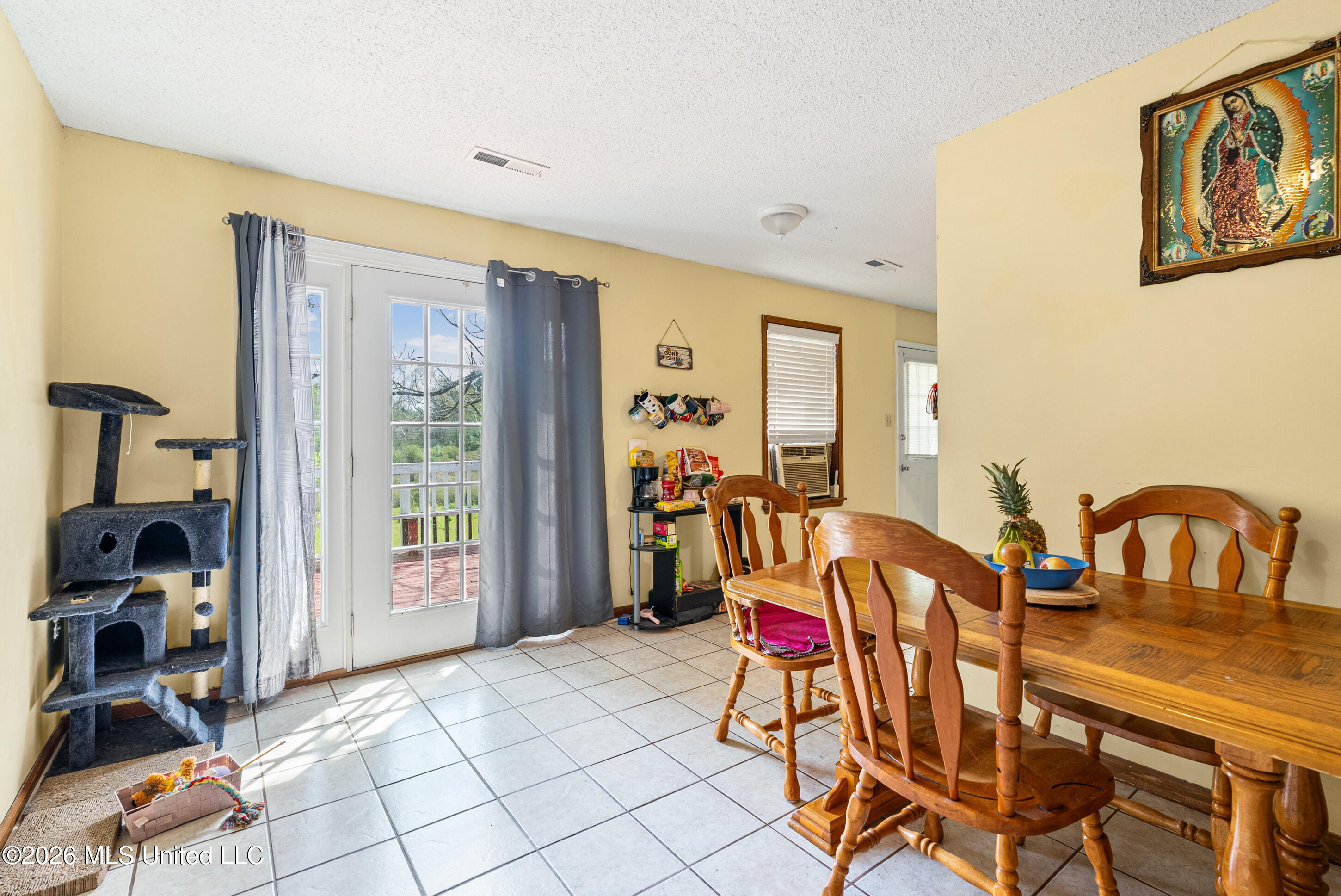 400 Pioneer Village Road Senatobia, MS 38668 - Photo 8 of 32 Dining