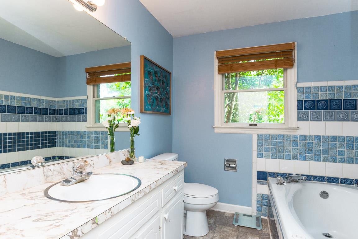 528 Georgetown Road Clarksville, TN 37043 - Photo 10 of 30 a bathroom with a sink a toilet and shower