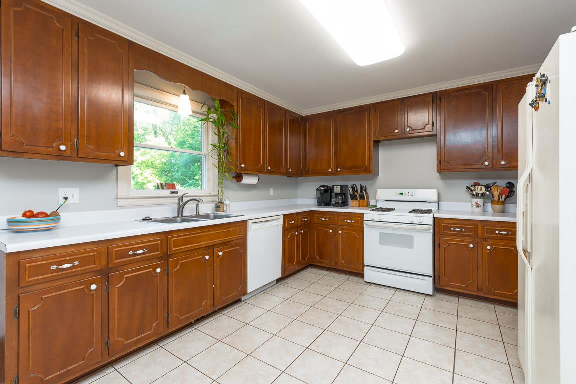 528 Georgetown Road Clarksville, TN 37043 - Photo 4 of 30 a kitchen with a sink window and cabinets