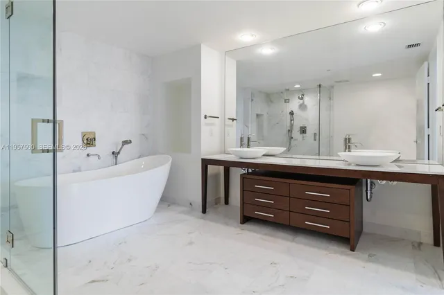 $1,295,000 | 495 Brickell Avenue, Unit 2303, Miami, FL 33131