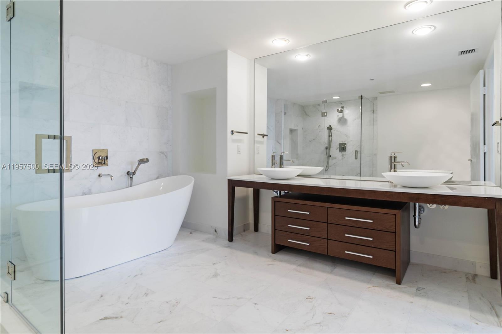 495 Brickell Avenue, Unit 2303 Miami, FL 33131 - Photo 8 of 9