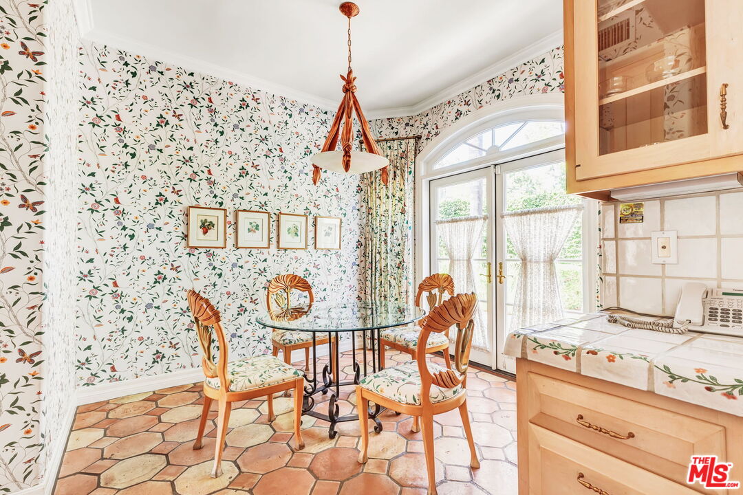 527 North Maple Drive Beverly Hills, CA 90210 - Photo 22 of 54 a very nice looking room with a large window