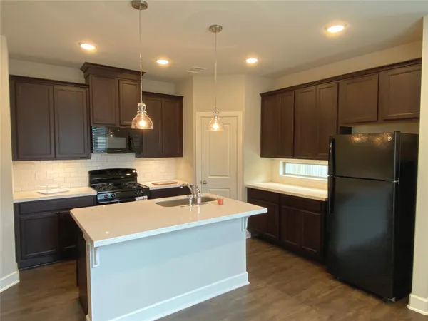 $1,599 | 285 Woodland Hills Drive, Unit A, Conroe, TX 77303