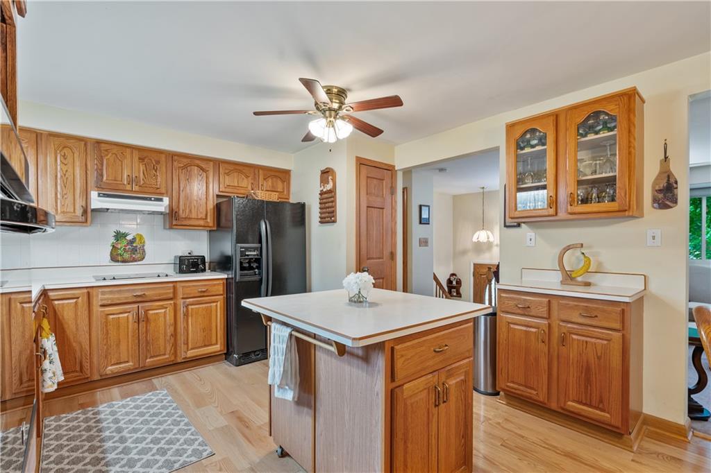 5251 Stella Drive Gibsonia, PA 15044 - Photo 8 of 23 Seperate area to use as your bistro.