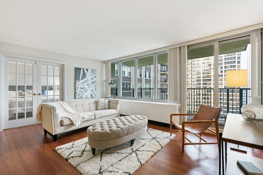 400 East Randolph Street, Unit 3324 Chicago, IL 60601 - Photo 2 of 28 a living room with furniture and a window