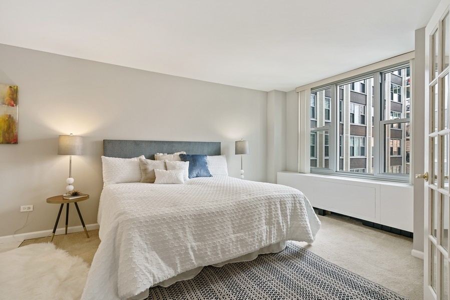 400 East Randolph Street, Unit 3324 Chicago, IL 60601 - Photo 13 of 28 a bedroom with a large bed and a window