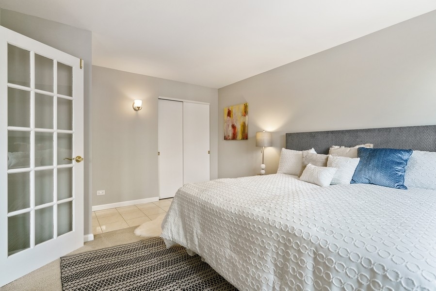400 East Randolph Street, Unit 3324 Chicago, IL 60601 - Photo 14 of 28 a bedroom with a large bed and a window