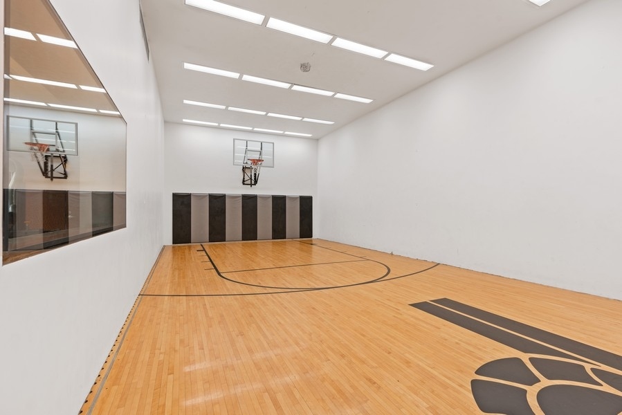 400 East Randolph Street, Unit 3324 Chicago, IL 60601 - Photo 24 of 28 a view of a room with gym equipment