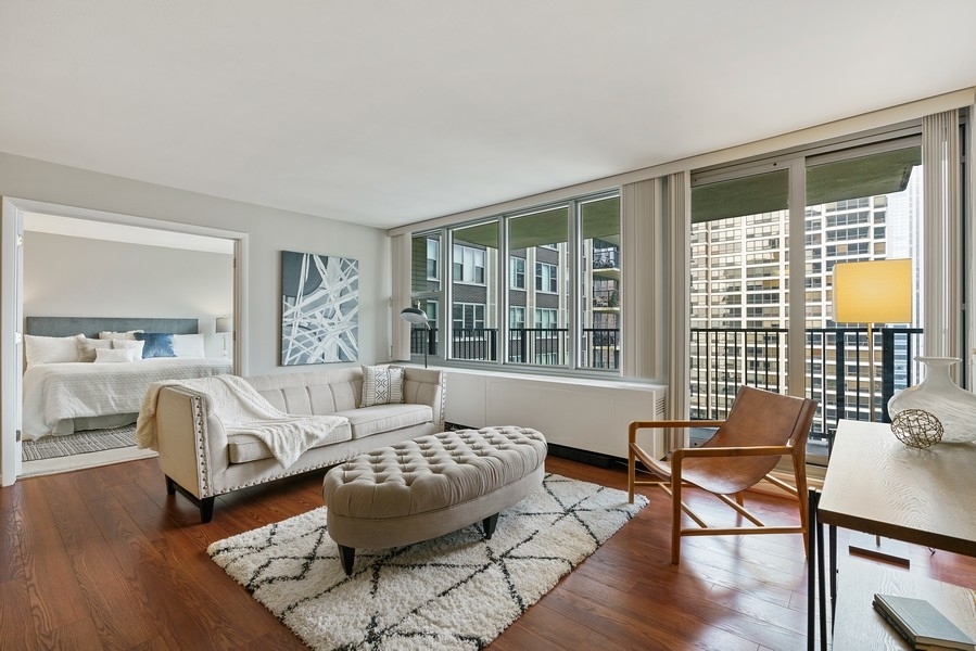 400 East Randolph Street, Unit 3324 Chicago, IL 60601 - Photo 5 of 28 a living room with furniture and a window