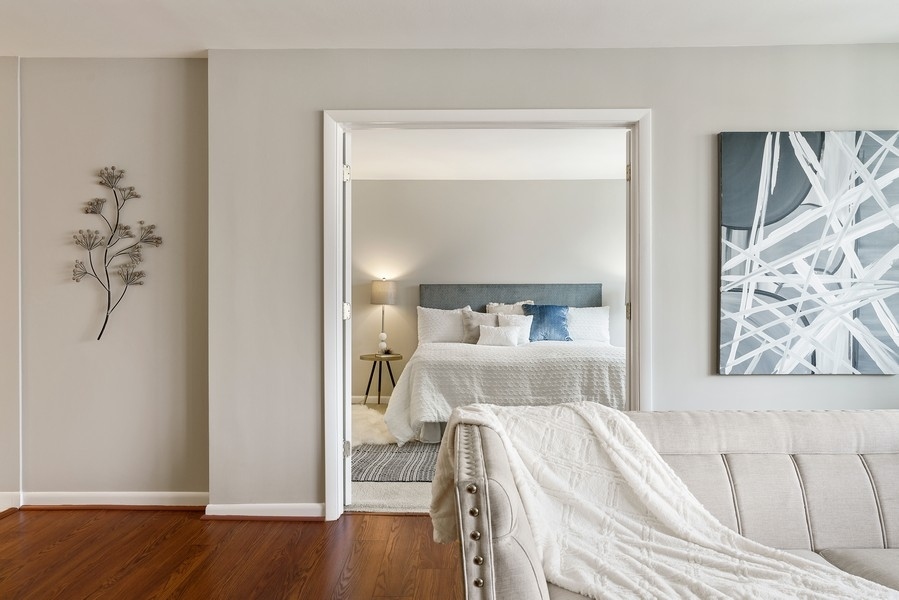 400 East Randolph Street, Unit 3324 Chicago, IL 60601 - Photo 8 of 28 a bedroom with a bed and a window