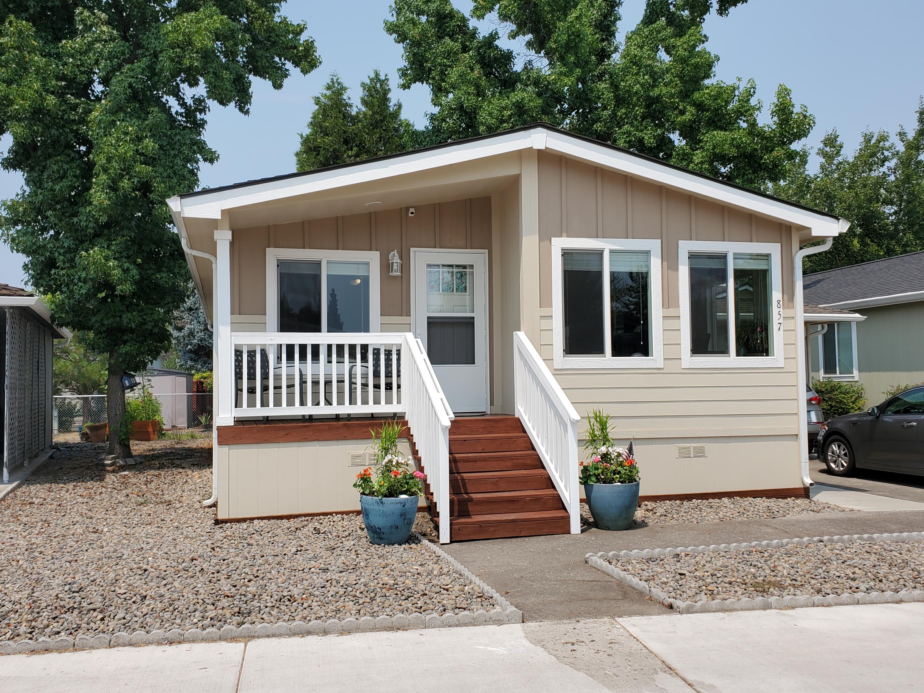 857 Carol Rae Medford, OR 97501 - Photo 1 of 27 857 Carol Rae front