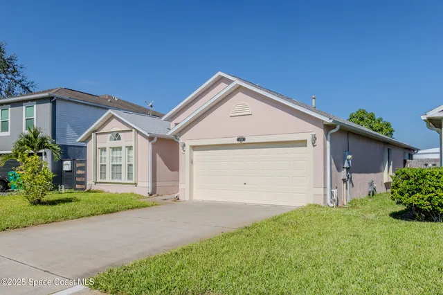 a view of a house with a yard and garage