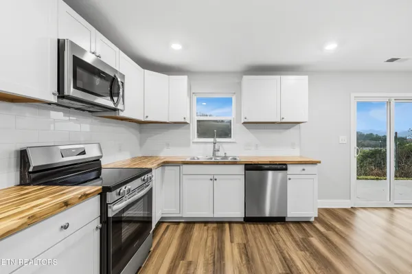 $359,900 | 542 Reserve Way, Dandridge, TN 37725