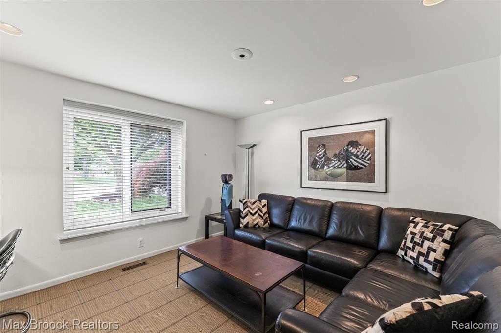 5725 Ridgewood Road West Bloomfield, MI 48322 - Photo 20 of 43