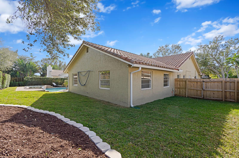3860 Northwest 25th Way Boca Raton, FL 33434 - Photo 25 of 27 SIDE YARD