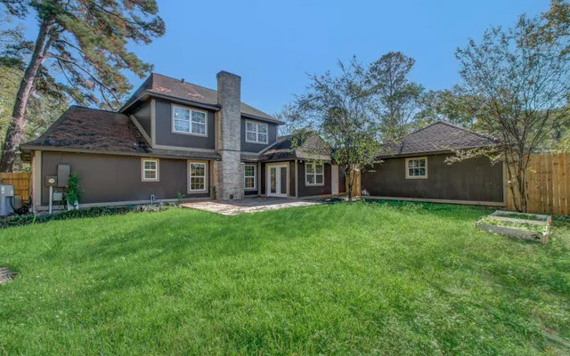 a view of an house with a yard