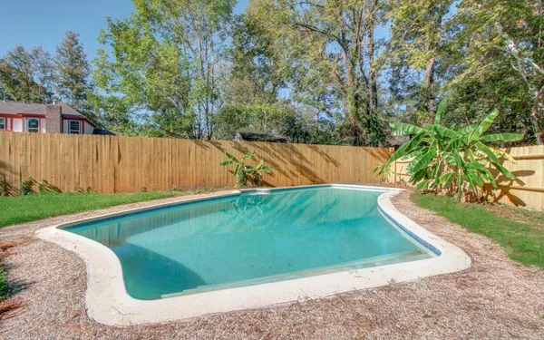 a view of a back yard