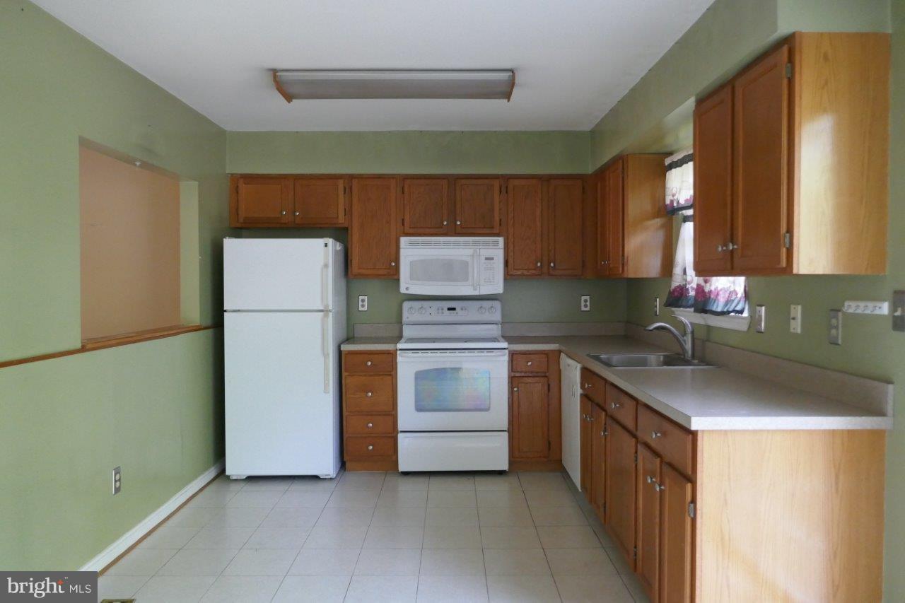 8 Winehurst Road Baltimore, MD 21228 - Photo 4 of 20 Kitchen