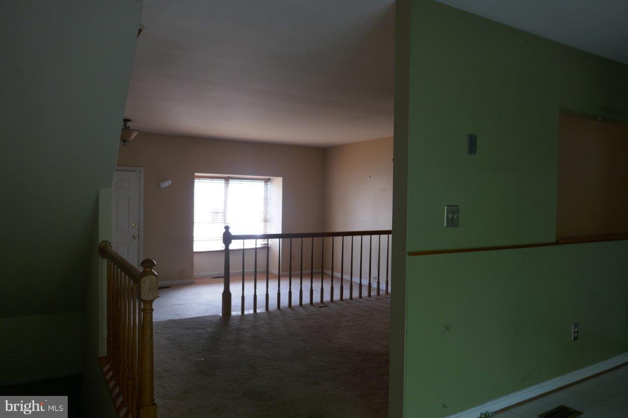 8 Winehurst Road Baltimore, MD 21228 - Photo 5 of 20 Living Room