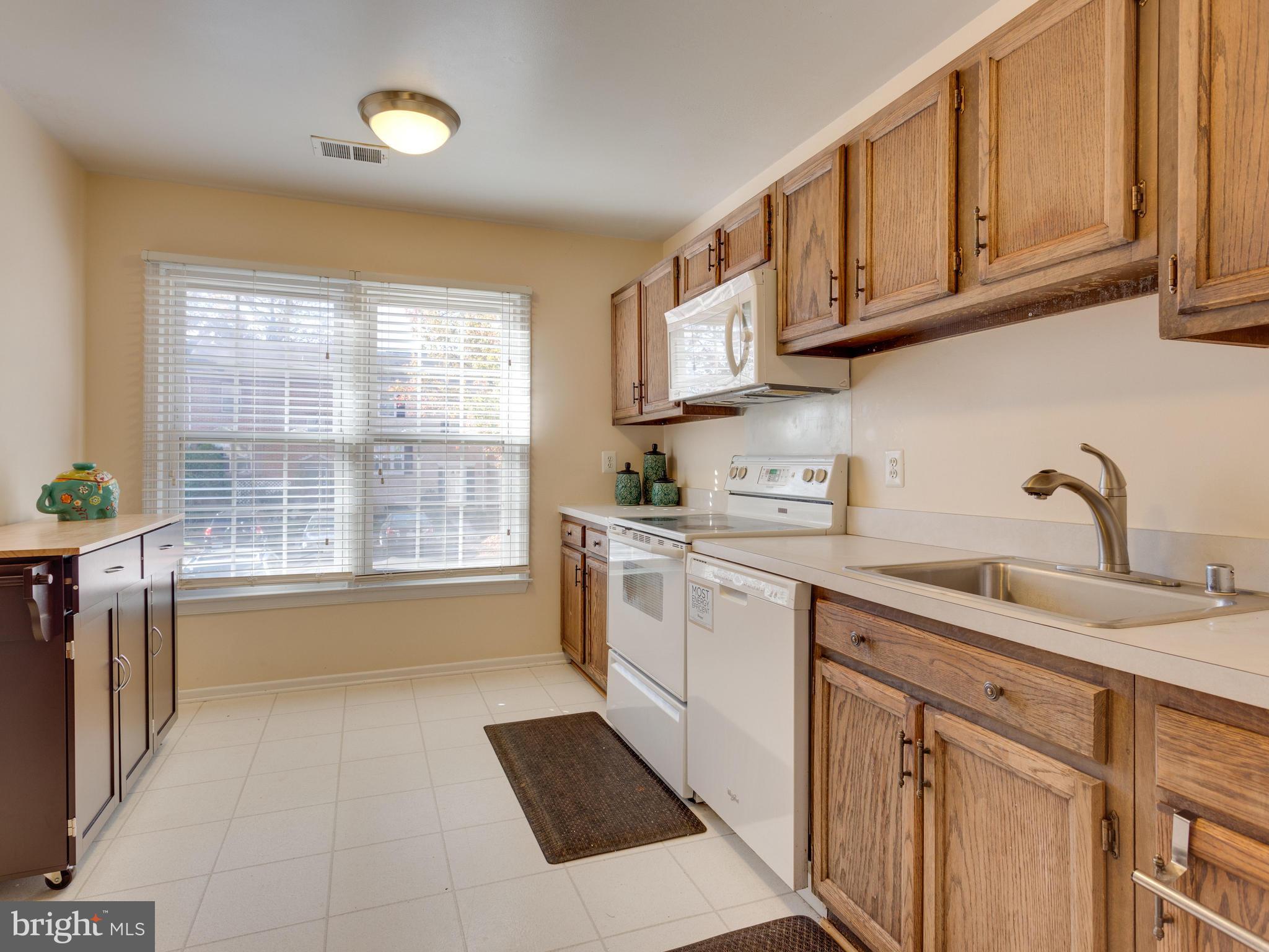 7712 Brandeis Way Springfield, VA 22153 - Photo 7 of 20 Kitchen