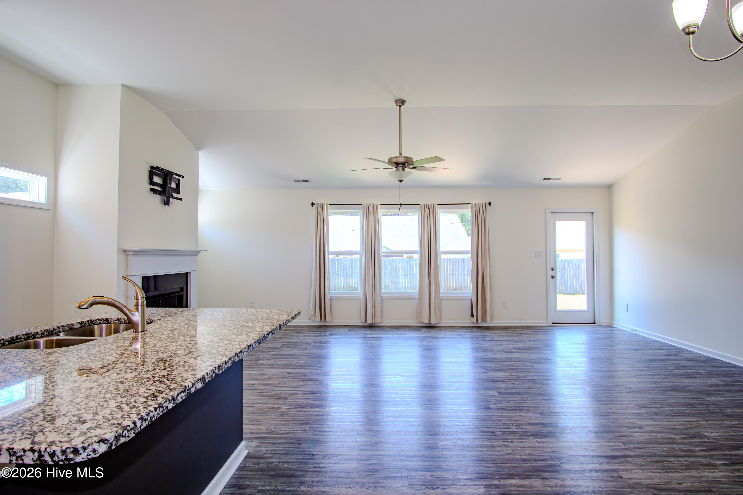 116 Station Yard Road New Bern, NC 28562 - Photo 6 of 31 Kitchen/Dining/Living room