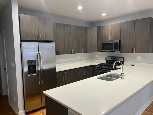 $3,750 | 693 North Peoria Street, Unit 2N, Chicago, IL 60642