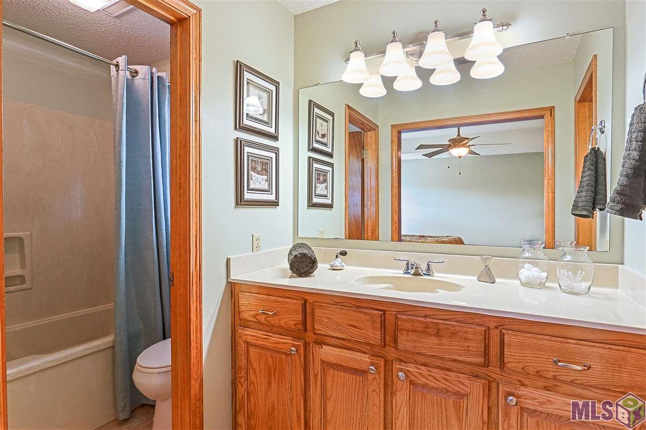 17121 Blue Ridge Road Prairieville, LA 70769 - Photo 12 of 32 Master Bath