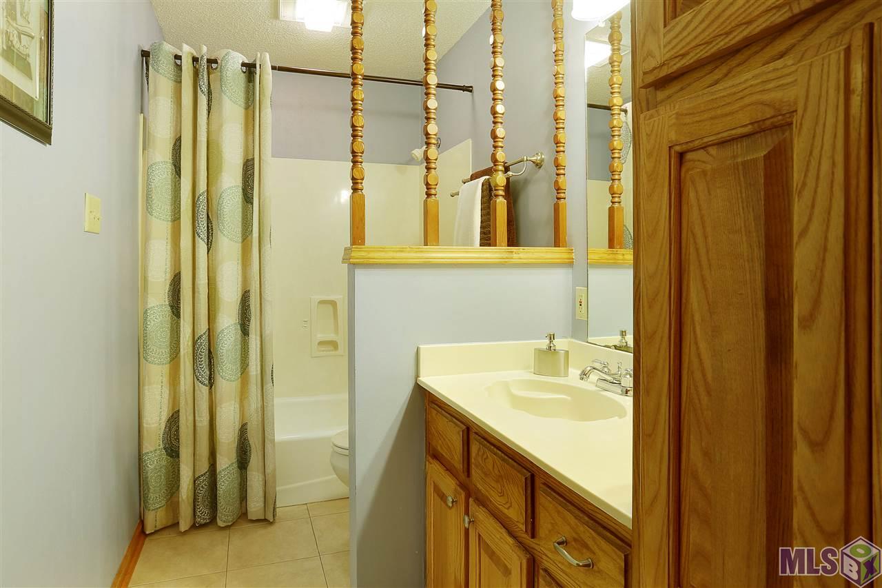 17121 Blue Ridge Road Prairieville, LA 70769 - Photo 15 of 32 Hall Bath