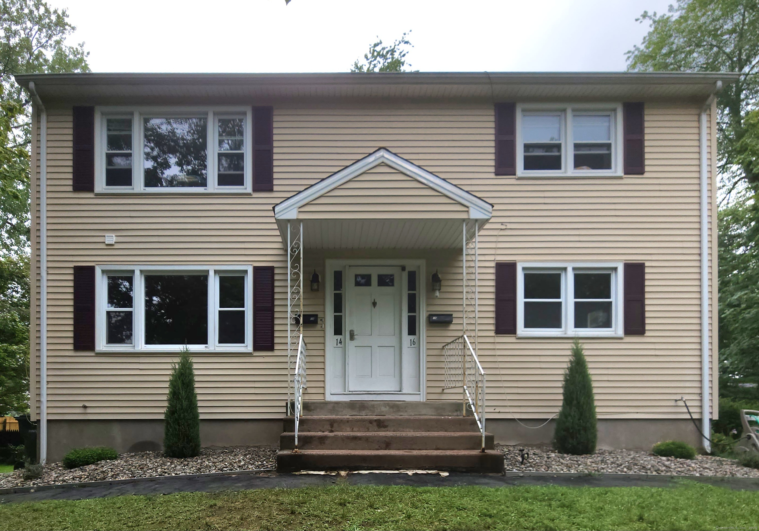 a view of a house with a yard